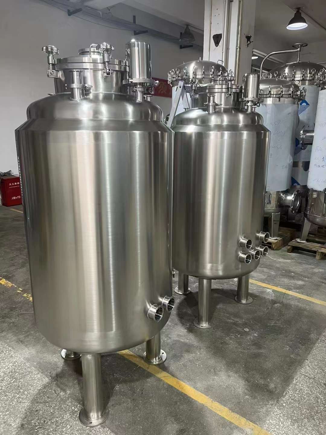 1711092664 Stainless steel insulation heating water tank 1